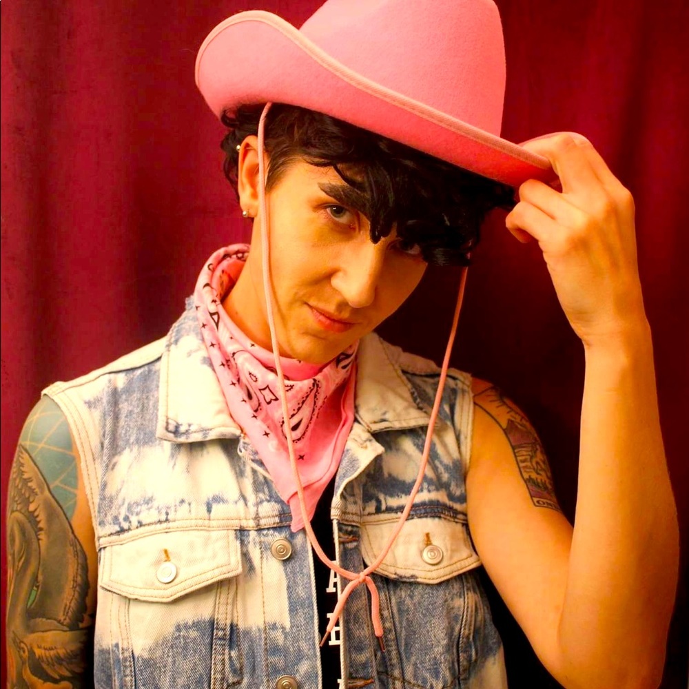 Meet your Posher, Sarah/Ponyboi